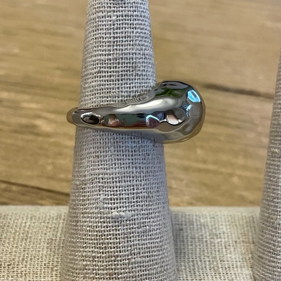 Stella & Dot Hammered Dome Ring size 6 - Picture 4 of 5